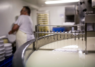 L’étape du décaillage consiste à découper le lait emprésuré dès la fin de la traite.