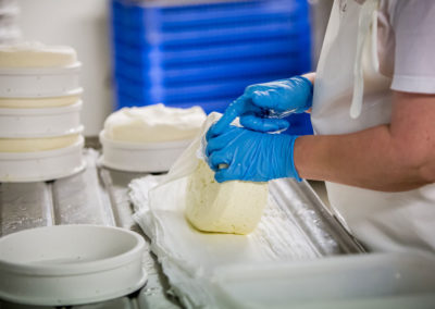 Nos fromages sont enveloppés d’une toile de lin pour ensuite être pressés et égouttés.